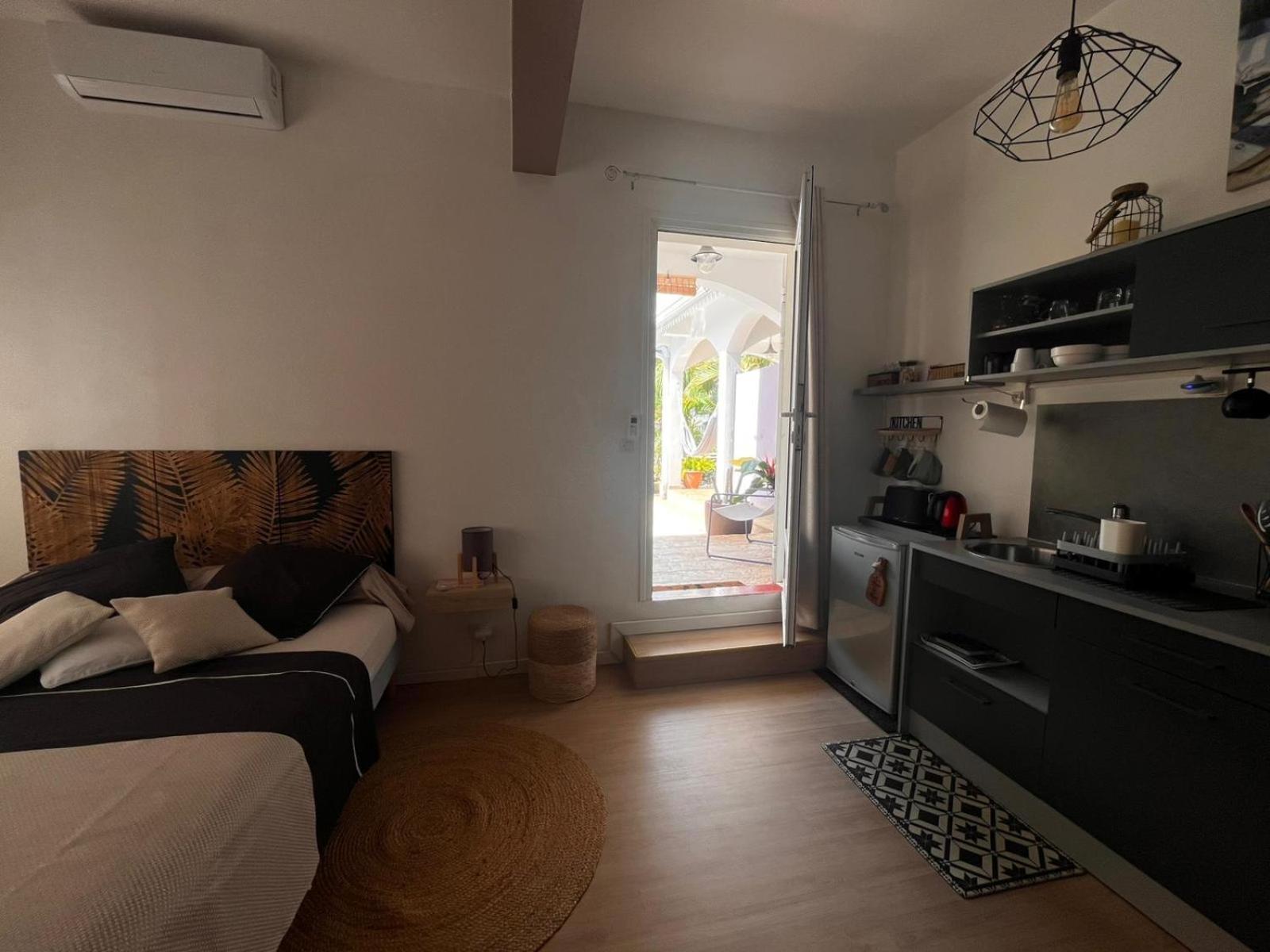 Studio Cosy Avec Piscine Dans Une Villa Saint-Denis Exteriör bild
