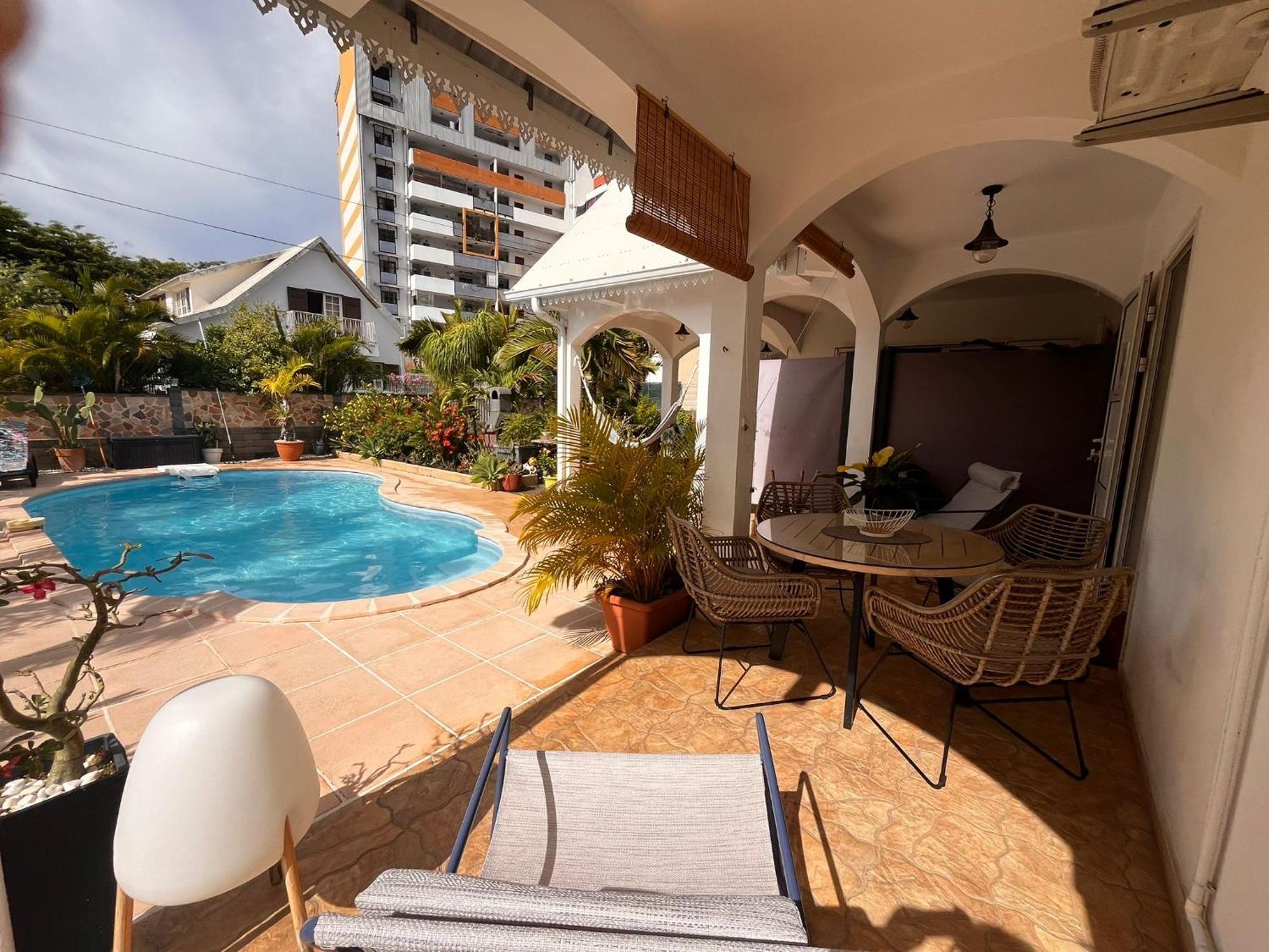 Studio Cosy Avec Piscine Dans Une Villa Saint-Denis Exteriör bild